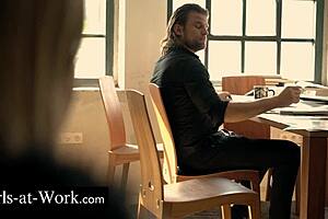 Threesome anal antar rekan kerja pakai lingerie