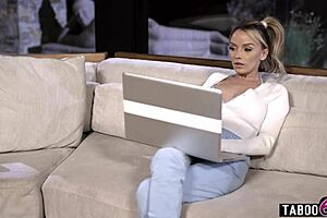 Une milf allemande amateur en bottes de cuir verni se fait baiser chez elle par son voisin.