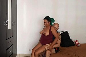 Guardo il culo enorme della mia matrigna mentre pulisce e inizio a segarmi di nascosto