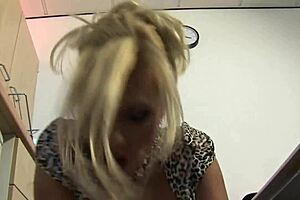 继母Michelle Thorne厨房里被猛干