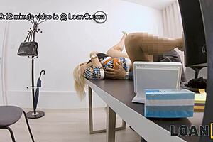 Fortvivlet ungarsk MILF bytter store titter for penge i kontorinterview