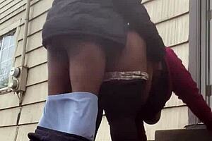 Sexy BBW buigt voorover voor haar man op verlaten huis plek