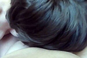 Русская зрелая дразнит медленным, чувственным сосанием в домашнем клипе