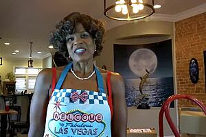 Wow, Raven Swallowz come casalinga ebony miele succhia cazzo per sborrata pomeridiana!