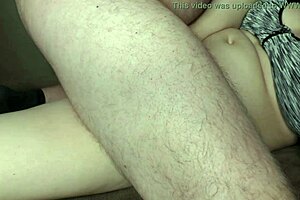 Soț cuckold cu pula mică fute nevasta infidelă cu prezervativ