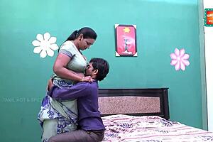 अरे, मैं देख रहा हूं साड़ी आंटी को TV रिपेयर बॉय को फ्लैश करते!