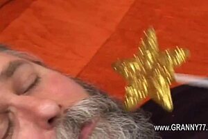 Tlustá babička tvrdě šuká v syrovém stylu