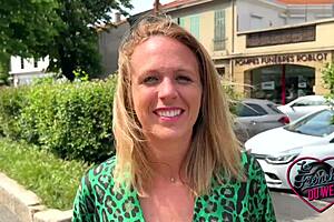 Julie odkrywa dreszczyk trójki francuskiej z młodymi 18+ dziwkami i MILF-ami