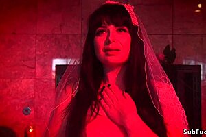 MILF gelin vahşi DP gangbang'de