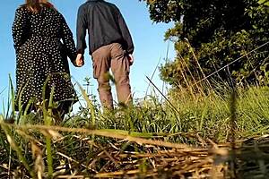 ねえ、このゴージャスMILFがドレスをめくって外でオシッコするの見たい？