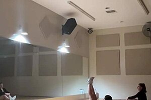 Jemand guckt zu, wie ich meinen sexy Arsch zum ersten Mal twerke! 😍