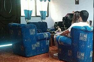 โย น้องสาวคิดว่าไม่มีใครอยู่บ้านและเย็ดแฟนในห้องนั่งเล่น!