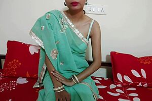 แม่เลี้ยงโดนลูกชายเลี้ยงควยโตเจาะรูตอนอ่านหนังสือ 😍