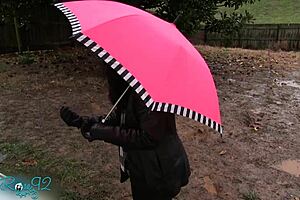 แค่ MILF สวมถุงมือหนังสูบบุหรี่ในฝน