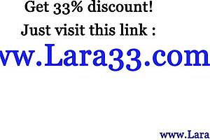 MILF en bas résille lèche chatte étroite en HD !