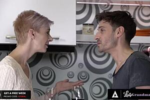 욕정 많은 할머니 GILF들이 핫한 컴필레이션에서 딥스로트와 애널 실력 뽐내