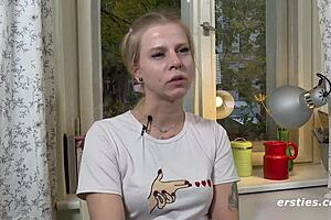 Pixie retar med hjärtformad buttplug lek!