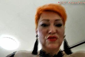 Aimee, hed rødhåret milf, kneppet i flere stillinger