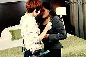 MILF Maxine jouit avec le gros gode-ceinture de Lily Cade