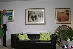 Dojrzała brytyjska dziwka daje klasowy lodzik w samochodzie