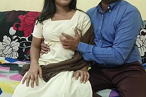 Ung collegepige bliver vild på ranchen med sin herre. Bøjet over tager hun hans store pik hårdt.