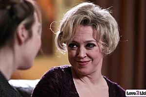 ميلف تلعق معجب هينتاي في جنس دوري مجنون مع مص شديد.