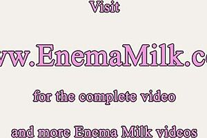 丰满黑人熟女投入狂野牛奶灌肠游戏。他们的变态癖好变得凌乱激烈。