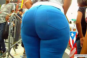 hermosa morena muy exitante caminando por la calle