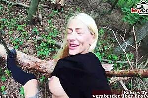 Blonde allemande tatouée baise en public dans un parc rencontre sexe