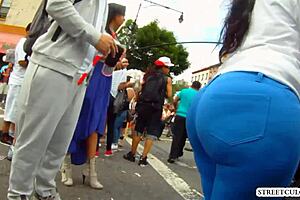 hermosa morena muy exitante caminando por la calle