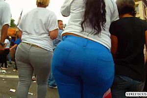 hermosa morena muy exitante caminando por la calle