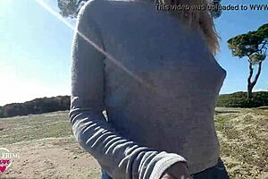 ניפלרינגלאבר מציגה פטמות ענקיות מנוקבות וטבעות גדולות בטיול על החוף