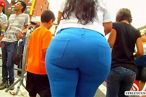 hermosa morena muy exitante caminando por la calle