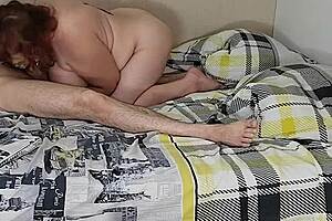 Milfka s velkými kozami olizuje zadek a ptáka před intenzivním análním hraním