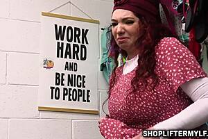 MILF voleuse Kiki Daire pilonnée par l'officier Jack Vegas pour se détendre