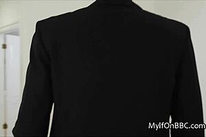 מזכירה עם ציצים גדולים עוזרת לבוס בפגישה במשרד