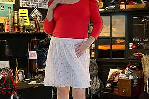 Странно, что ты тут, пялишься на мои сексапильные ножки в высоких каблуках