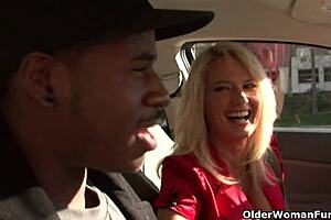 Blonde voetbal MILF krijgt massale zaadlozing op haar tieten na het rijden op een grote zwarte lul.