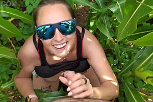 POV jungel blowjob fra stesøster med vill suging