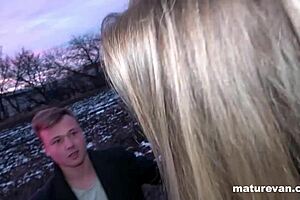 Blonde mature auto-stoppeuse chevauche avec groupe expérimenté.