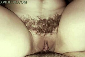 Milf jugosa espera entrega de comida mientras el marido no está