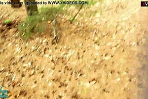 브루넷 포르노스타 MILF 다나가 자기 가슴과 엉덩이 자위하는 거 촬영해