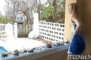 Schoonheid naast de deur stroopt en plaagt met haarloze kut. Bekijk haar verleiden met verbluffende curves