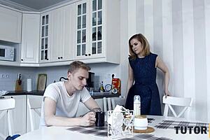 Tutrice mature se fait baiser par un étudiant en colère dans le chaos de la cuisine