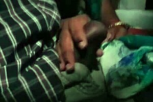 Hai mai pensato di succhiare un cazzo duro su un bus in movimento con tua zia?