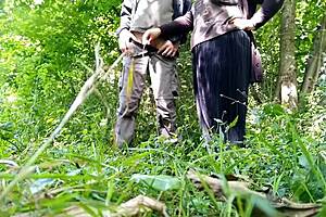 Fed milf viser sin behårede våde fisse for elsker i parken