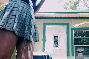 מתרטבת ומשתוללת חושפת את עצמי לשכנים סקרנים