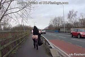 Эмма показывает большие сиськи в публичном парке