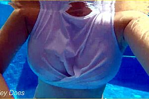 Milf με υγρό άσπρο πουκάμισο κολυμπά στην πισίνα ξενοδοχείου! 😍