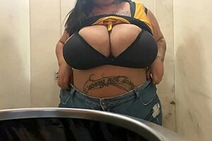 喜欢在公共厕所炫耀纹身 - Mary Jhuana